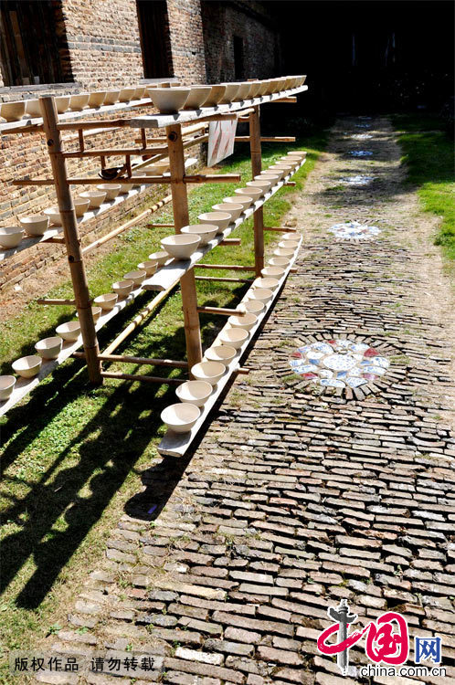 正在晾晒的碗坯。中国网图片库 周淑珍摄影 正在晾晒的碗坯。中国网图片库 周淑珍摄影