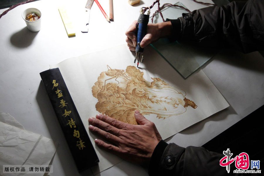 今年48岁的鞠保林是个普通人,和朋友经营一家字画店。他有个不普通的爱好——烙画。这是他“烙”出的一幅“蝈蝈白菜”。图片来源:CFP 今年48岁的鞠保林是个普通人,和朋友经营一家字画店。他有个不普通的爱好——烙画。这是他“烙”出的一幅“蝈蝈白菜”。图片来源:CFP