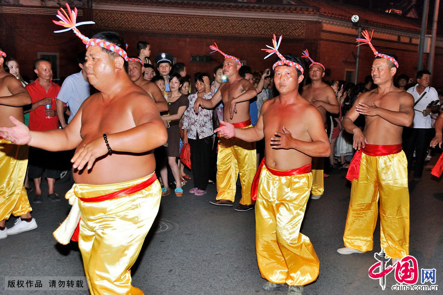 拍胸舞又称打七响、打花绰、乞丐舞,是福建最有代表性的民间舞蹈之一,主要流行于闽南地区。中国网图片库 石金寿 摄影 拍胸舞又称打七响、打花绰、乞丐舞,是福建最有代表性的民间舞蹈之一,主要流行于闽南地区。中国网图片库 石金寿 摄影
