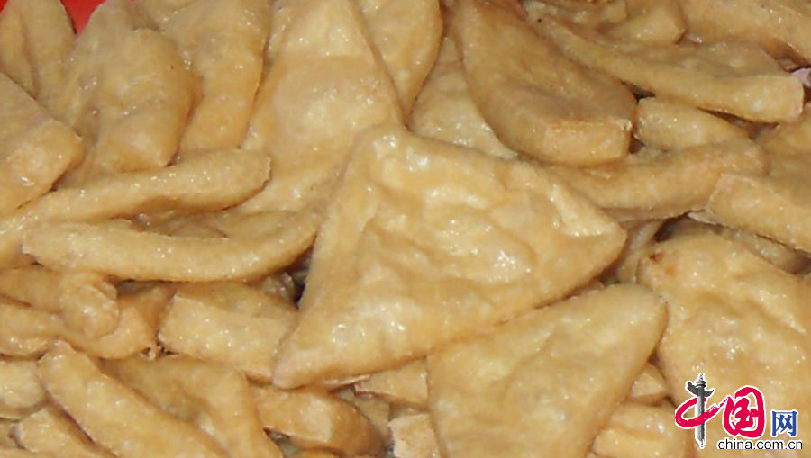 炸豆腐是莆田人过年必备的美食,香喷喷金灿灿的炸豆腐,寓意吉祥和富贵。过了油,香喷喷的炸豆腐就做好了,刚出锅的炸豆腐香气四溢,十分美味。中国网记者 林凡凡摄影 炸豆腐是莆田人过年必备的美食,香喷喷金灿灿的炸豆腐,寓意吉祥和富贵。过了油,香喷喷的炸豆腐就做好了,刚出锅的炸豆腐香气四溢,十分美味。中国网记者 林凡凡摄影