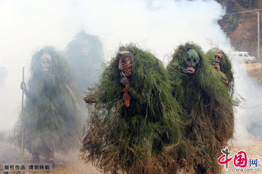 2003年2月18日,广西融安县大袍屯举行的“芒蒿节”上,装扮成“芒蒿”的青年们走村串巷,向人们传递新春的祝福。中国网图片库 谭克兴摄 2003年2月18日,广西融安县大袍屯举行的“芒蒿节”上,装扮成“芒蒿”的青年们走村串巷,向人们传递新春的祝福。中国网图片库 谭克兴摄