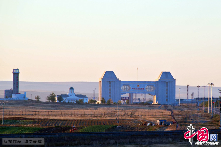 远眺满洲里国门。中国网图片库 张旭摄 远眺满洲里国门。中国网图片库 张旭摄