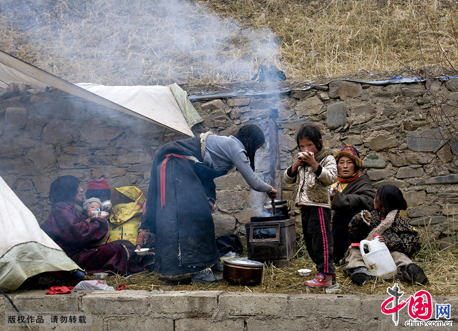 色达县通往炉霍公路边,做晚饭的妇女和孩子们。 色达县通往炉霍公路边,做晚饭的妇女和孩子们。