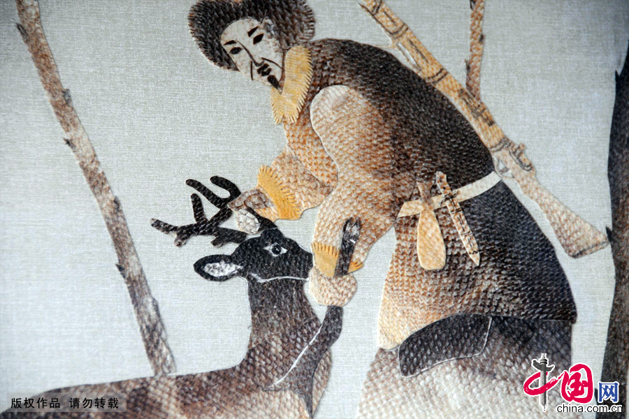 街津口赫哲族乡赫哲族人用鱼皮制作的鱼皮画《冬天狩猎的赫哲族人》。中国网图片库 韩加君摄 街津口赫哲族乡赫哲族人用鱼皮制作的鱼皮画《冬天狩猎的赫哲族人》。中国网图片库 韩加君摄