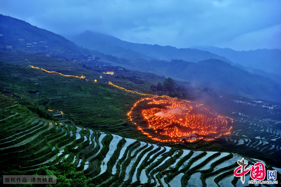 龙脊梯田龙灯和大型篝火晚会。中国网图片库 刘国兴/摄 龙脊梯田龙灯和大型篝火晚会。中国网图片库 刘国兴/摄
