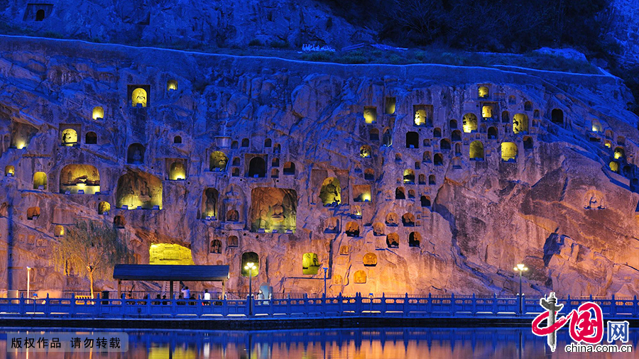 河南洛阳,龙门石窟美丽夜景。 河南洛阳,龙门石窟美丽夜景。