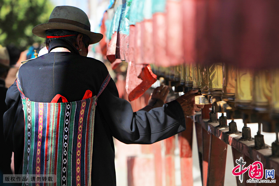 5月24日,“中国摄影家四季看西藏-春季行”活动“珠峰组”在日喀则市休整半天。图为扎什伦布寺外转经的人群络绎不绝。 中国网记者 杨佳 摄影 5月24日,“中国摄影家四季看西藏-春季行”活动“珠峰组”在日喀则市休整半天。图为扎什伦布寺外转经的人群络绎不绝。 中国网记者 杨佳 摄影