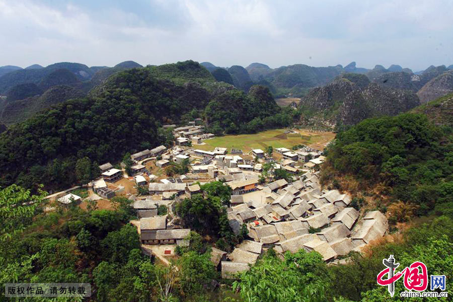 高荡村镇宁布依族苗族自治县县城西南12公里处,居民全系布依族。中国网图片库 卢维/摄 高荡村镇宁布依族苗族自治县县城西南12公里处,居民全系布依族。中国网图片库 卢维/摄