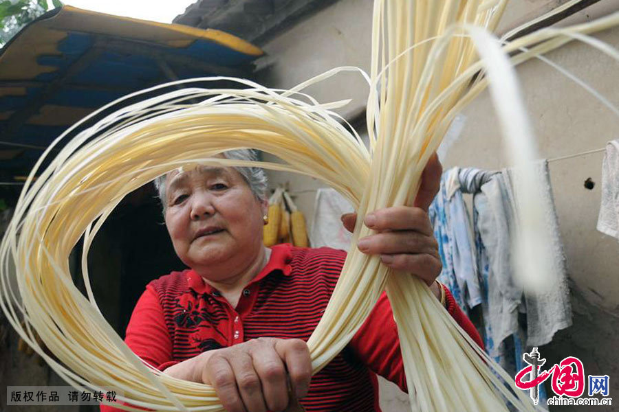 山东滨州,王贵森拿着浸泡好的砌拍子所用的原料。中国网图片库 张滨滨/摄 山东滨州,王贵森拿着浸泡好的砌拍子所用的原料。中国网图片库 张滨滨/摄