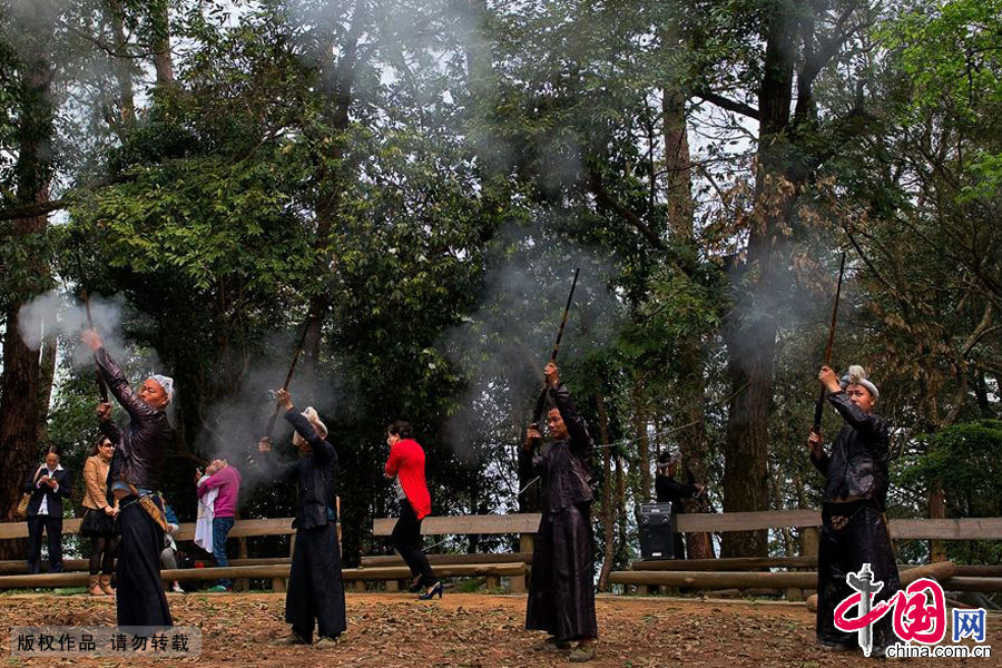 岜沙人至今仍保留着浓郁的古代遗风和古老的生产方式。中国网图片库 张旭/摄 岜沙人至今仍保留着浓郁的古代遗风和古老的生产方式。中国网图片库 张旭/摄