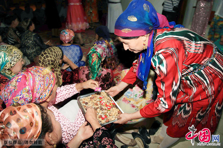 维吾尔族一般在农闲时候,某家有喜事的时候,就会举办麦西来普,左邻右舍,亲戚朋友都会受到邀请来参加,女主人会拿出西瓜、干果、糖果招待客人。 中国网图片库 孙继虎/摄 维吾尔族一般在农闲时候,某家有喜事的时候,就会举办麦西来普,左邻右舍,亲戚朋友都会受到邀请来参加,女主人会拿出西瓜、干果、糖果招待客人。 中国网图片库 孙继虎/摄