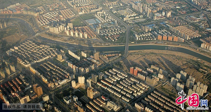 呼和浩特市东南部城区的航拍景象。 中国网图片库 王伟/摄 呼和浩特市东南部城区的航拍景象。 中国网图片库 王伟/摄