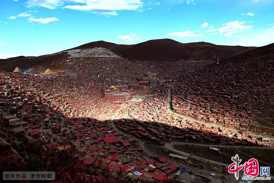 ֮£ɽ֮У䰵ɫСľǹ£ӵż̻Ի͵ĴйͼƬ ͮ/