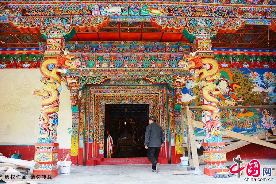 壁画师傅白马走进康坞大寺大殿,门前还有一半壁画尚未完工。中国网图片库 郑跃芳/摄 壁画师傅白马走进康坞大寺大殿,门前还有一半壁画尚未完工。中国网图片库 郑跃芳/摄