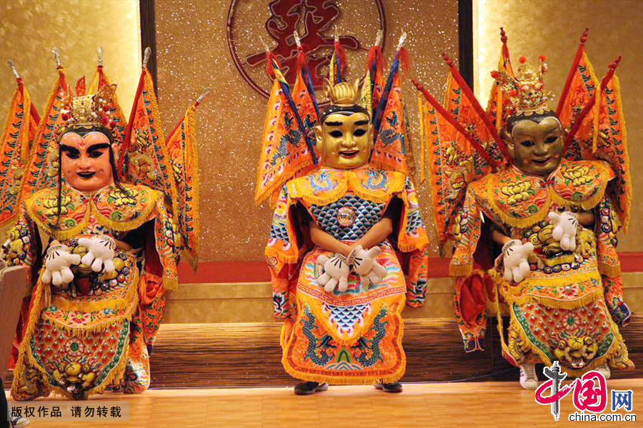 三个扮成哪吒三太子形象的演员,身着传统服饰,背插五色彩旗,在流行音乐伴奏下,跳着可爱逗趣的舞蹈。中国网图片库 孙继虎/摄 三个扮成哪吒三太子形象的演员,身着传统服饰,背插五色彩旗,在流行音乐伴奏下,跳着可爱逗趣的舞蹈。中国网图片库 孙继虎/摄