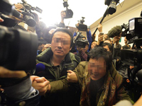 图为乘客家属在北京丽都饭店等待消息