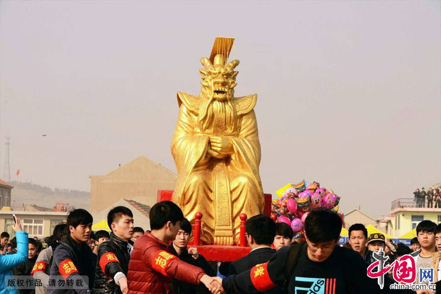 3月16日,山东青岛即墨市田横旅游度假区周戈庄村村民在祭海仪式上恭请龙王。中国网图片库 俞方平/摄 3月16日,山东青岛即墨市田横旅游度假区周戈庄村村民在祭海仪式上恭请龙王。中国网图片库 俞方平/摄