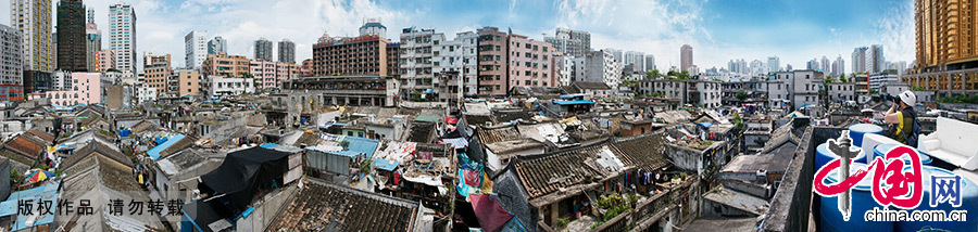 湖贝旧村全景。这个隐藏在繁华闹市区的客家古村临近繁华的深圳东门商业圈,与现代化的高楼大厦仅一墙之隔,但依然固守着客家文化最后的传统。中国网图片库 邓飞/摄 湖贝旧村全景。这个隐藏在繁华闹市区的客家古村临近繁华的深圳东门商业圈,与现代化的高楼大厦仅一墙之隔,但依然固守着客家文化最后的传统。中国网图片库 邓飞/摄