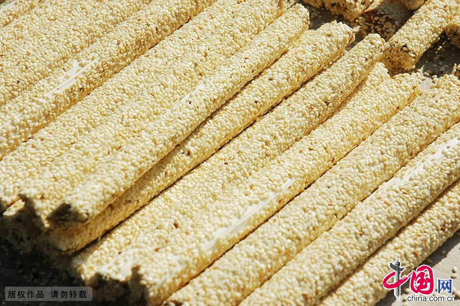 武陟芝麻糖属于饴糖类,是作为点心吃的糖果,由纯粮经过发酵制成,本质上与白砂糖、红砂糖及其制品完全不同。 武陟芝麻糖属于饴糖类,是作为点心吃的糖果,由纯粮经过发酵制成,本质上与白砂糖、红砂糖及其制品完全不同。