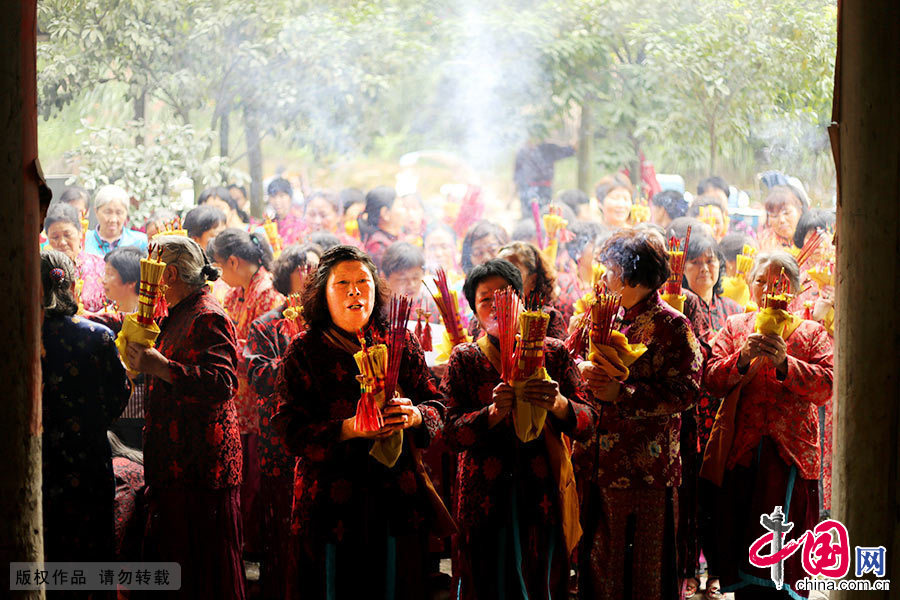农历五月初六,浙南闽北群众齐聚浙江省庆元县袅桥走桥祈福。 农历五月初六,浙南闽北群众齐聚浙江省庆元县袅桥走桥祈福。