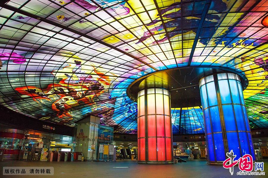 美丽岛站(原名大港埔站)位于台湾高雄市新兴区,本站由日本建筑师高松伸所设计,以祈祷为主题象征。 美丽岛站(原名大港埔站)位于台湾高雄市新兴区,本站由日本建筑师高松伸所设计,以祈祷为主题象征。