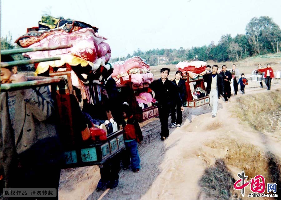 浩浩荡荡的迎亲队伍。 浩浩荡荡的迎亲队伍。