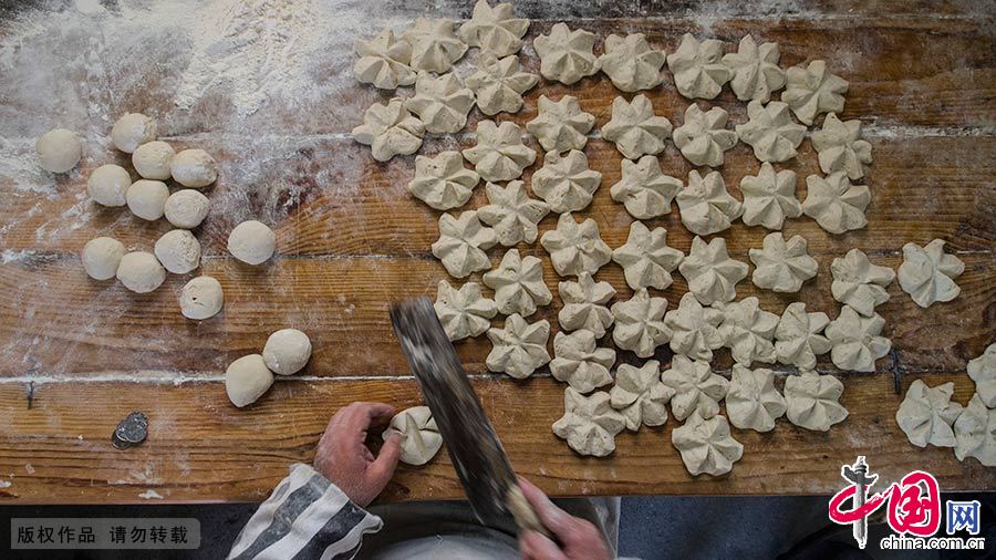制作京江脐的时候,将加油的面粉揉成小团,呈馒头样,用刀轻轻切成六角形。中国网图片库 封疆江/摄 制作京江脐的时候,将加油的面粉揉成小团,呈馒头样,用刀轻轻切成六角形。中国网图片库 封疆江/摄