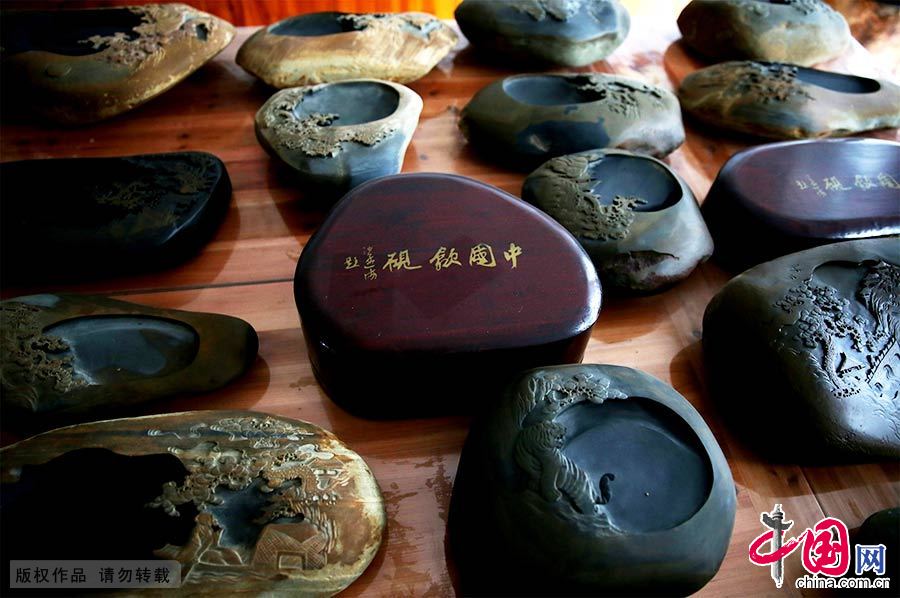 歙砚因生产于安徽歙县而得名,在砚中堪称是上乘珍品。歙砚雕刻精湛,造型浑朴,刀法挺秀有力,美观实用大方,历来被文墨客誉之为罕世珍宝。中国网图片库 吴孙民/摄 歙砚因生产于安徽歙县而得名,在砚中堪称是上乘珍品。歙砚雕刻精湛,造型浑朴,刀法挺秀有力,美观实用大方,历来被文墨客誉之为罕世珍宝。中国网图片库 吴孙民/摄