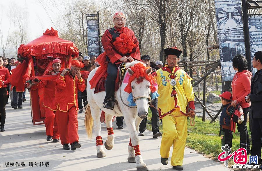 新郎在婚礼上骑着高头大马,迎接坐着花轿的新娘。中国网图片库 王明铭/摄 新郎在婚礼上骑着高头大马,迎接坐着花轿的新娘。中国网图片库 王明铭/摄