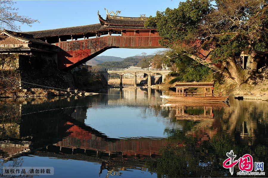 泰顺北涧桥位于泗溪镇下桥村,被誉为世上最美丽的廊桥。北涧桥属于采用编梁式构造,这种结构的桥梁完全根据力学原理而建造,中间无需桥墩,似彩虹横跨溪流两岸,因此又称彩虹桥。中国网图片库 董年龙/摄 泰顺北涧桥位于泗溪镇下桥村,被誉为世上最美丽的廊桥。北涧桥属于采用编梁式构造,这种结构的桥梁完全根据力学原理而建造,中间无需桥墩,似彩虹横跨溪流两岸,因此又称彩虹桥。中国网图片库 董年龙/摄