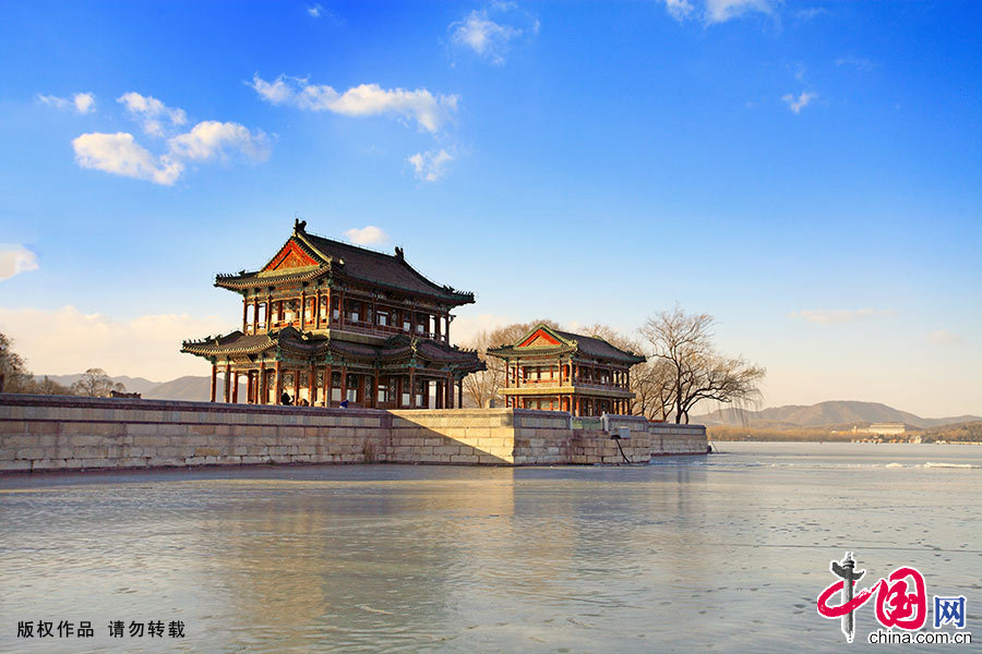 颐和园,节气已进入四九寒天。图为美丽的西堤冬景。西堤是颐和园中一道蜿蜒水中的长堤,仿杭州西湖上的苏堤而建,其上建有六座桥亭。中国网图片库 艾经纬/摄 颐和园,节气已进入四九寒天。图为美丽的西堤冬景。西堤是颐和园中一道蜿蜒水中的长堤,仿杭州西湖上的苏堤而建,其上建有六座桥亭。中国网图片库 艾经纬/摄