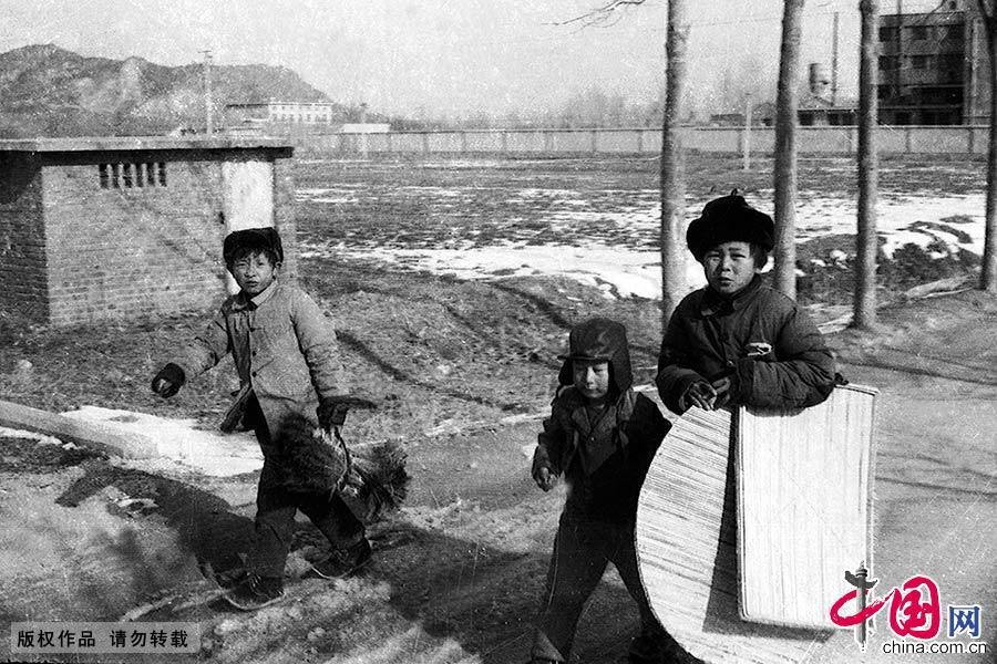 1986年,山东青岛,赶集的少年。在没有商场、超市的年代,大部分人都是靠大集来购买生活用品。赵国富 摄 1986年,山东青岛,赶集的少年。在没有商场、超市的年代,大部分人都是靠大集来购买生活用品。赵国富 摄