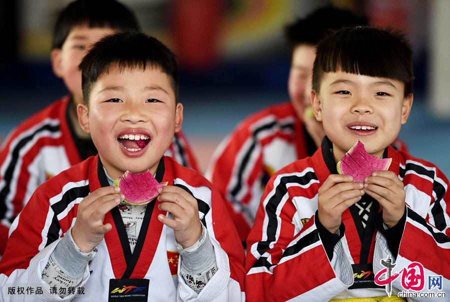 立春民俗——咬春。在立春,汉族民间讲究要买个萝卜来吃,叫做咬春。因为萝卜味辣,取古人“咬得草根断,则百事可做”之意。图为2月3日,安徽亳州青少年活动中心跆拳道馆的小朋友吃萝卜“咬春”。中国网图片库 刘勤利/摄 立春民俗——咬春。在立春,汉族民间讲究要买个萝卜来吃,叫做咬春。因为萝卜味辣,取古人“咬得草根断,则百事可做”之意。图为2月3日,安徽亳州青少年活动中心跆拳道馆的小朋友吃萝卜“咬春”。中国网图片库 刘勤利/摄