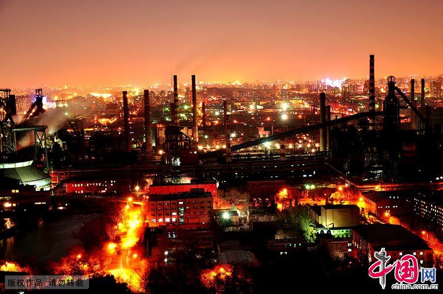 2009年12月2日,夜幕下的首钢。中国网图片库 董年龙/摄 2009年12月2日,夜幕下的首钢。中国网图片库 董年龙/摄