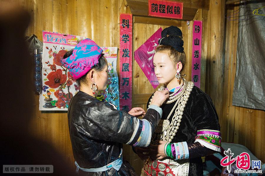 早上,妈妈给新娘潘妹花精心打扮,穿上了传统的嫁妆。中国网图片库 尹忠/摄 早上,妈妈给新娘潘妹花精心打扮,穿上了传统的嫁妆。中国网图片库 尹忠/摄