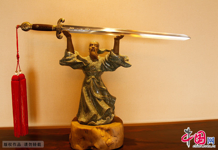 龙泉剑是中国古代十大名剑之一。龙泉宝剑始于春秋晚期,距今有二千六百多年的历史。中国网图片库 吴春平/摄 龙泉剑是中国古代十大名剑之一。龙泉宝剑始于春秋晚期,距今有二千六百多年的历史。中国网图片库 吴春平/摄