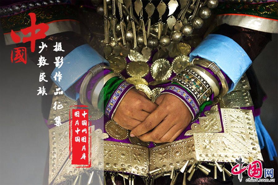 少数民族根据自己民族,本身的特性以及所在地域的不同,各个民族都有着独具特色的习俗、生活环境、食物等等,这些组成了中华民族庞大的、多彩的民族体系。 少数民族根据自己民族,本身的特性以及所在地域的不同,各个民族都有着独具特色的习俗、生活环境、食物等等,这些组成了中华民族庞大的、多彩的民族体系。