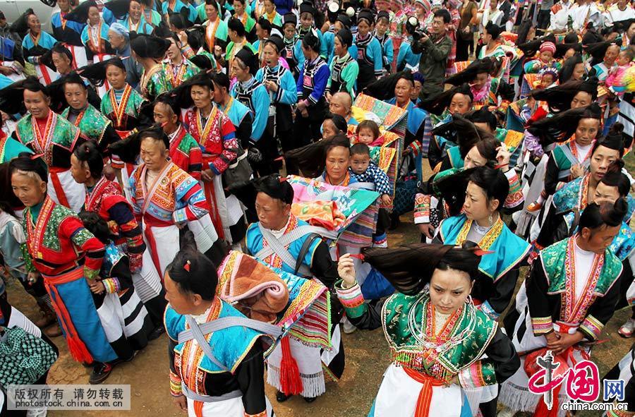 参加祭祀活动的苗族夜郎竹王后裔穿戴整齐,列队进入祭祀场地。中国网图片库 卢维/摄 参加祭祀活动的苗族夜郎竹王后裔穿戴整齐,列队进入祭祀场地。中国网图片库 卢维/摄