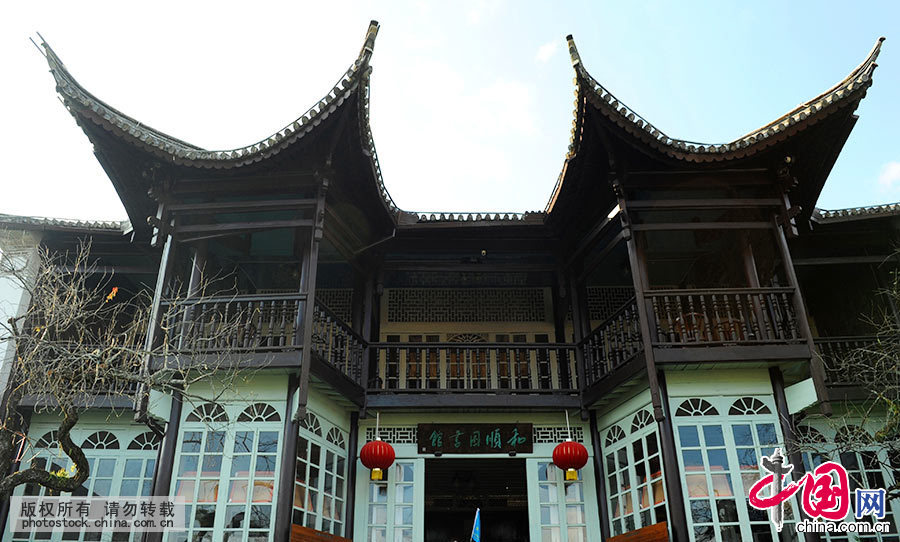 和顺图书馆为中国最大的乡村图书馆之一,于1924年由华侨集资兴办,为中国传统的楼房建筑,前置花园,美观素雅,图书馆中藏书万余册,其中尤以许多古籍最为珍贵。 中国网图片库 董年龙/摄 和顺图书馆为中国最大的乡村图书馆之一,于1924年由华侨集资兴办,为中国传统的楼房建筑,前置花园,美观素雅,图书馆中藏书万余册,其中尤以许多古籍最为珍贵。 中国网图片库 董年龙/摄