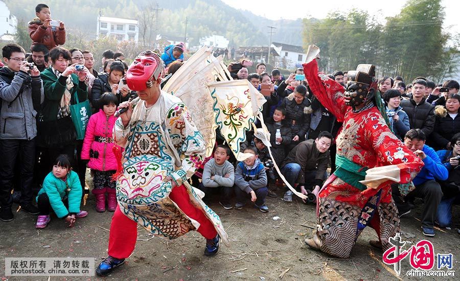 江西省婺源傩舞俗称'鬼舞'或'舞鬼',历史悠久,节目众多,风格独特,是中国古代舞蹈艺术史研究的'活化石',深为国内外专家、学者所注目。中国网图片库 胡敦煌/摄 江西省婺源傩舞俗称'鬼舞'或'舞鬼',历史悠久,节目众多,风格独特,是中国古代舞蹈艺术史研究的'活化石',深为国内外专家、学者所注目。中国网图片库 胡敦煌/摄