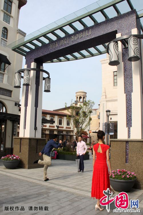 从3月25日至5月3日,一场融合了创意英伦盛典、英伦风尚精品、地道英伦美食、英伦街头艺术的“非凡英国”时尚季在这里拉开序幕。 中国网 吴爱凤摄影 从3月25日至5月3日,一场融合了创意英伦盛典、英伦风尚精品、地道英伦美食、英伦街头艺术的“非凡英国”时尚季在这里拉开序幕。 中国网 吴爱凤摄影