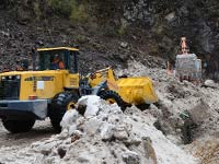 西藏抗震救灾:全力抢通樟木生命通道