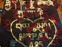 青海玉树民众为尼泊尔地震遇难者点灯祈福