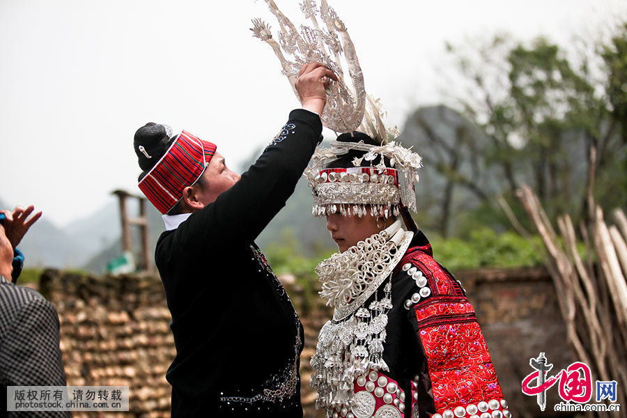 苗族姊妹节是台江苗族传统盛大的节日,展现了人类社会由母系氏族向父系氏族过渡期间的青年男女间热情奔放的情爱生活,是一个情与爱的节日,同时也是展示多姿多彩的苗族歌舞服饰艺术和丰富厚重的苗族文化底蕴的一个盛会。中国网图片库 张晖/摄 苗族姊妹节是台江苗族传统盛大的节日,展现了人类社会由母系氏族向父系氏族过渡期间的青年男女间热情奔放的情爱生活,是一个情与爱的节日,同时也是展示多姿多彩的苗族歌舞服饰艺术和丰富厚重的苗族文化底蕴的一个盛会。中国网图片库 张晖/摄