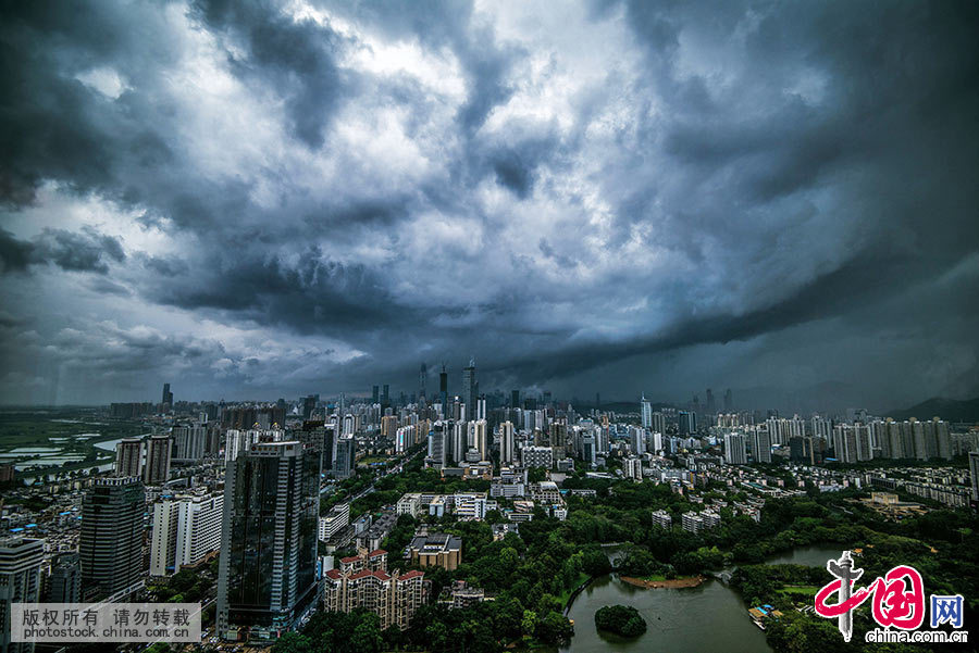 2015年5月20日,深圳遭受暴雨袭击,暴雨云团在深圳上空席卷而过,高耸的楼群在云中时隐时现,变幻莫测,犹如魔幻末日世界。 中国网图片库 邓飞/摄 2015年5月20日,深圳遭受暴雨袭击,暴雨云团在深圳上空席卷而过,高耸的楼群在云中时隐时现,变幻莫测,犹如魔幻末日世界。 中国网图片库 邓飞/摄