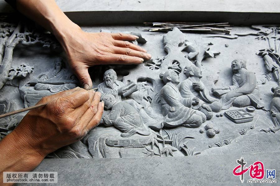 徽州石雕作为徽州一个富有特定生命意义的艺术形式,与传统的徽州砖雕、木雕、竹雕并称“徽州四雕”,是徽派建筑精美细节的完美体现。中国网图片库 吴孙民/摄 徽州石雕作为徽州一个富有特定生命意义的艺术形式,与传统的徽州砖雕、木雕、竹雕并称“徽州四雕”,是徽派建筑精美细节的完美体现。中国网图片库 吴孙民/摄