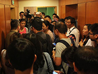 长江翻沉游轮上海家属在旅行社焦急等待