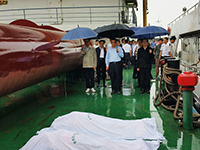 李克强冒雨为翻沉客船遇难者默哀