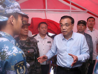 李克强慰问客船翻沉事件搜救潜水员