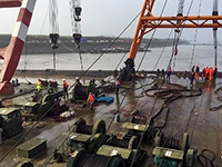 沉船整体扶正打捞工作正在进行中